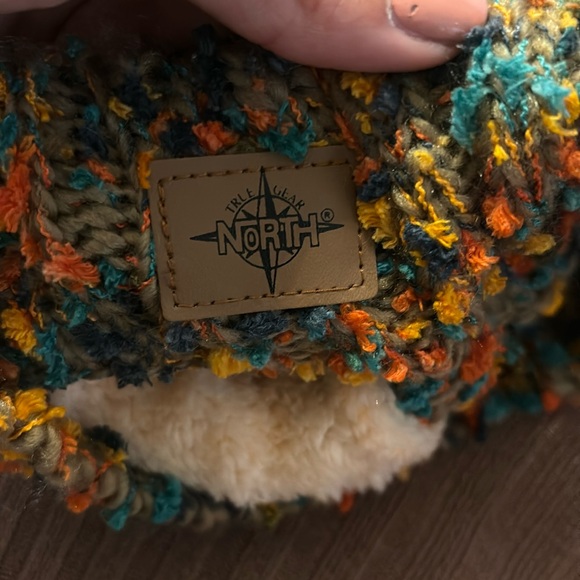 True Gear North insulated beanie with puff ball on top - Picture 2 of 4